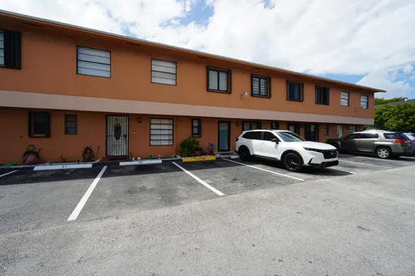 $420,000 | 1765 West 41st Street, Unit 2D, Hialeah, FL 33012