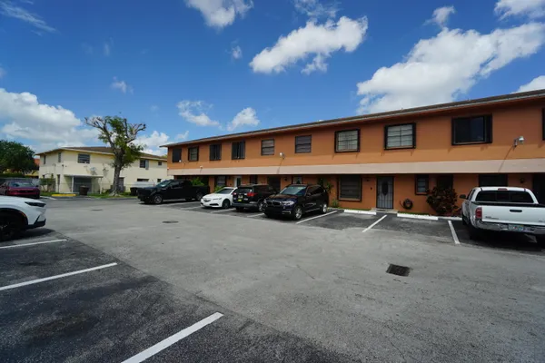 $420,000 | 1765 West 41st Street, Unit 2D, Hialeah, FL 33012