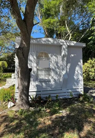 a view of yard with small space