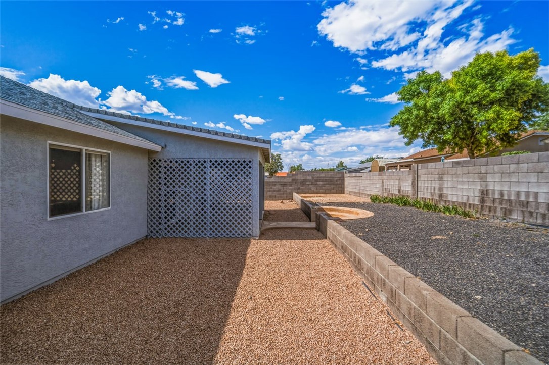 2144 Ridgeview Road Kingman, AZ 86401 - Photo 41 of 49 a view of a backyard with wooden fence