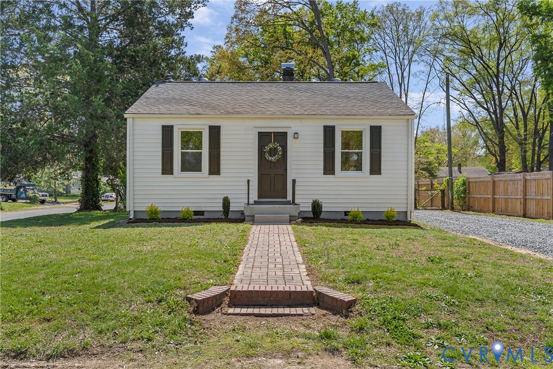a view of a house with a yard