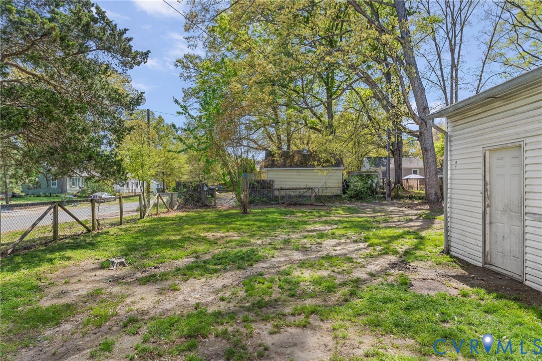 2700 Berry Road Richmond, VA 23234 - Photo 40 of 46 a backyard of a house with table and chairs