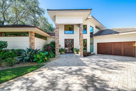 a view of a house with backyard and garden