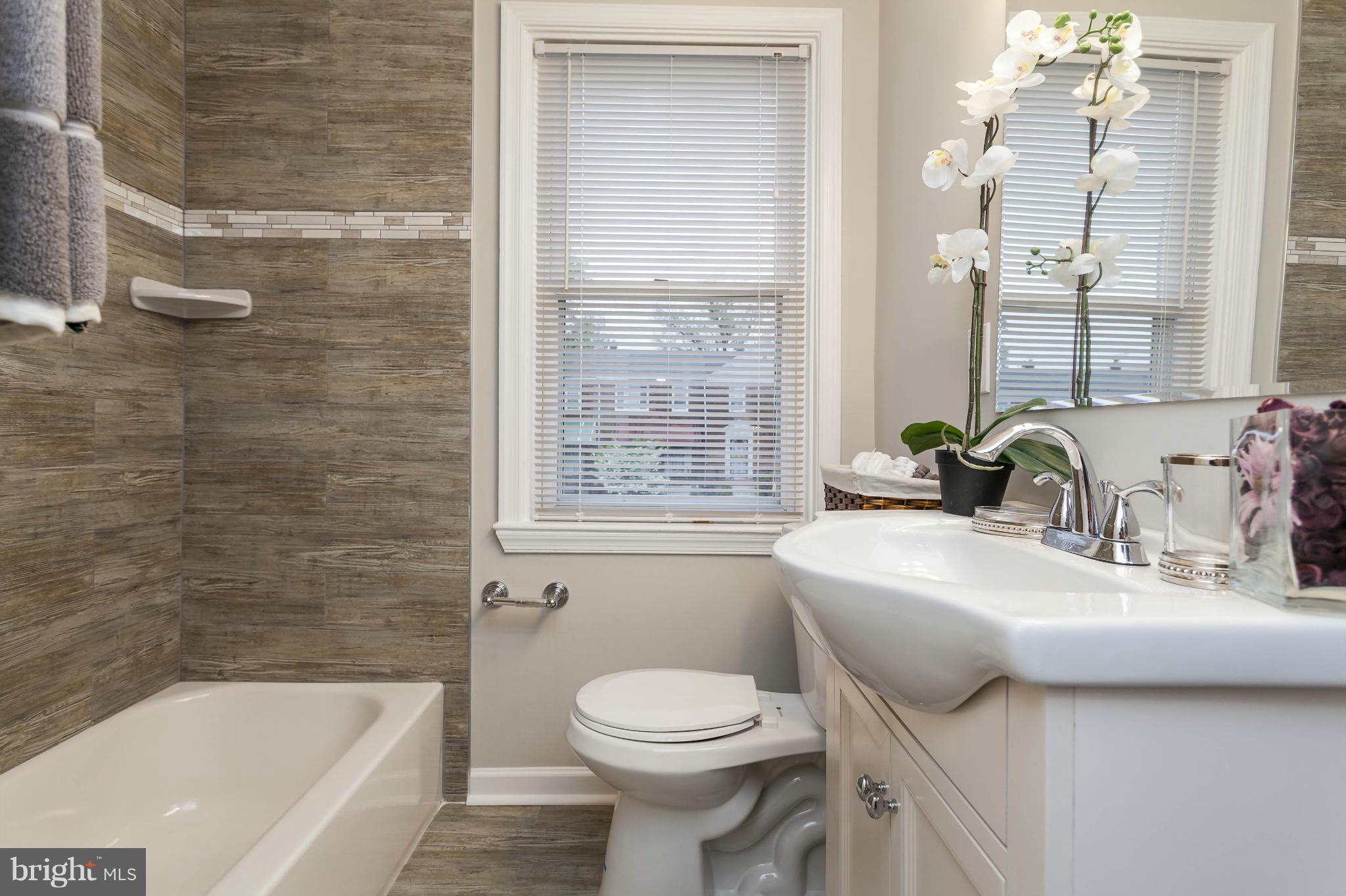 1602 Lochwood Road Baltimore, MD 21218 - Photo 12 of 28 Bath (Master)