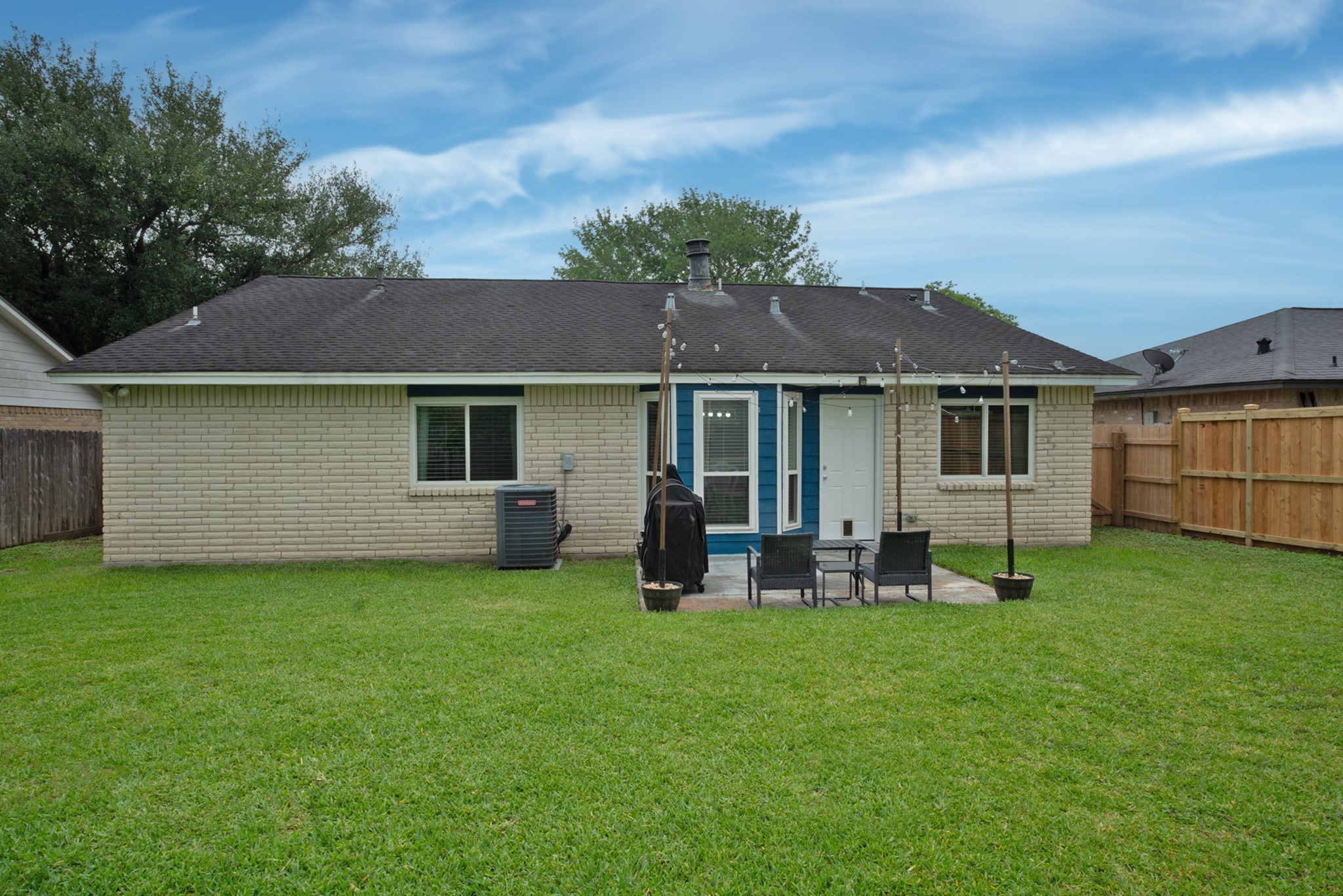 10 Wagon Ln Loop Angleton, TX 77515 - Photo 21 of 28 a backyard of a house with table and chairs
