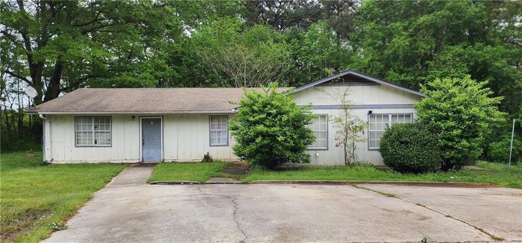 205 Glenview Terrace Winder, GA 30680 - Photo 2 of 29 a front view of a house with a garden
