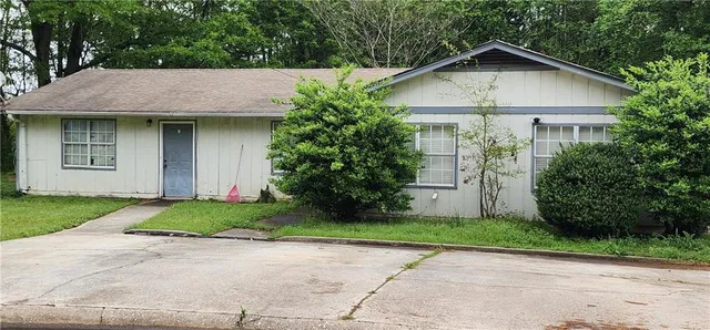 a view of a yard in front of house