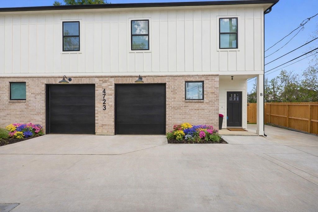 4723 Mallow Street, Unit B Houston, TX 77033 - Photo 2 of 27