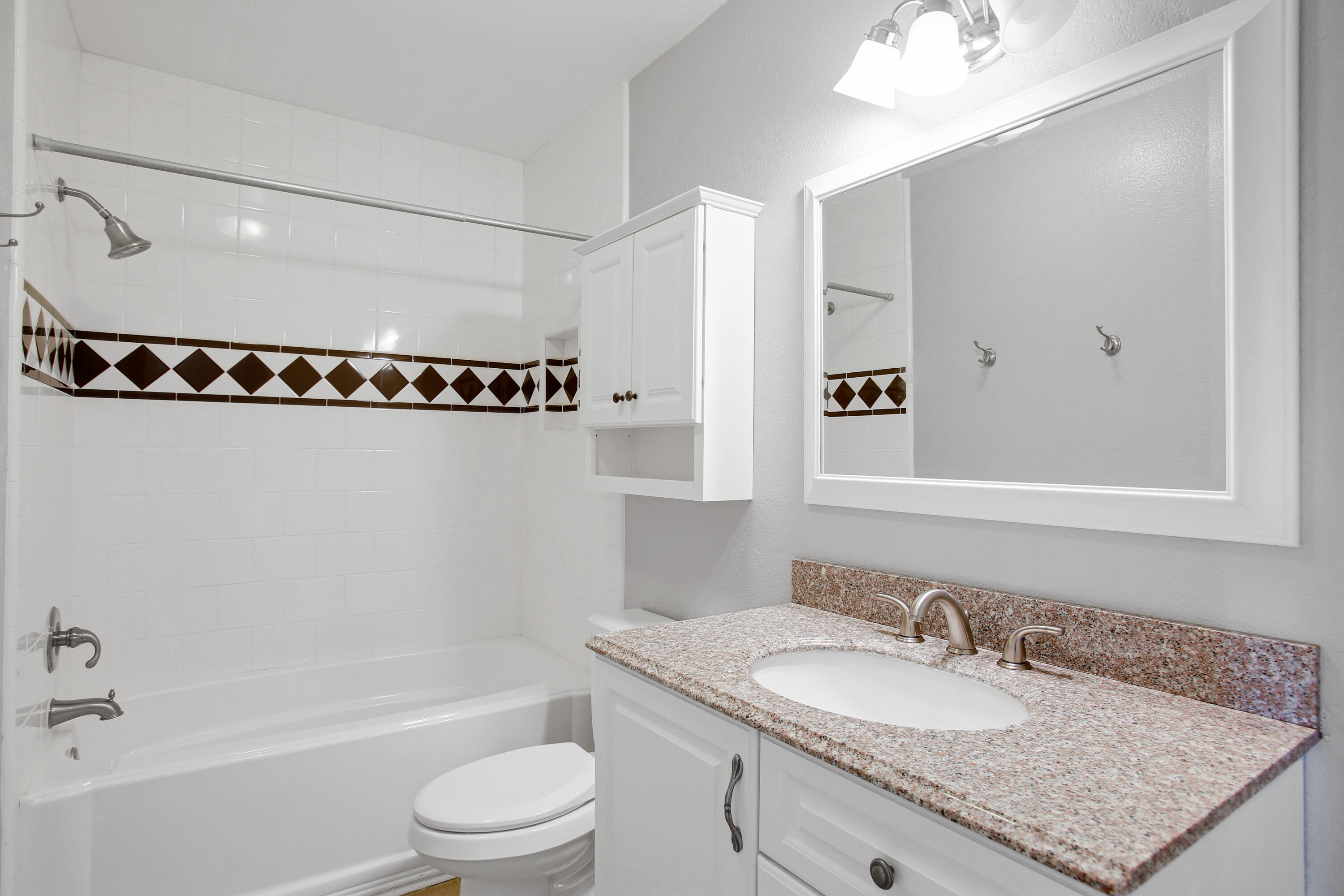 118 El Sueno Road Santa Barbara, CA 93110 - Photo 20 of 23 Upstairs bathroom