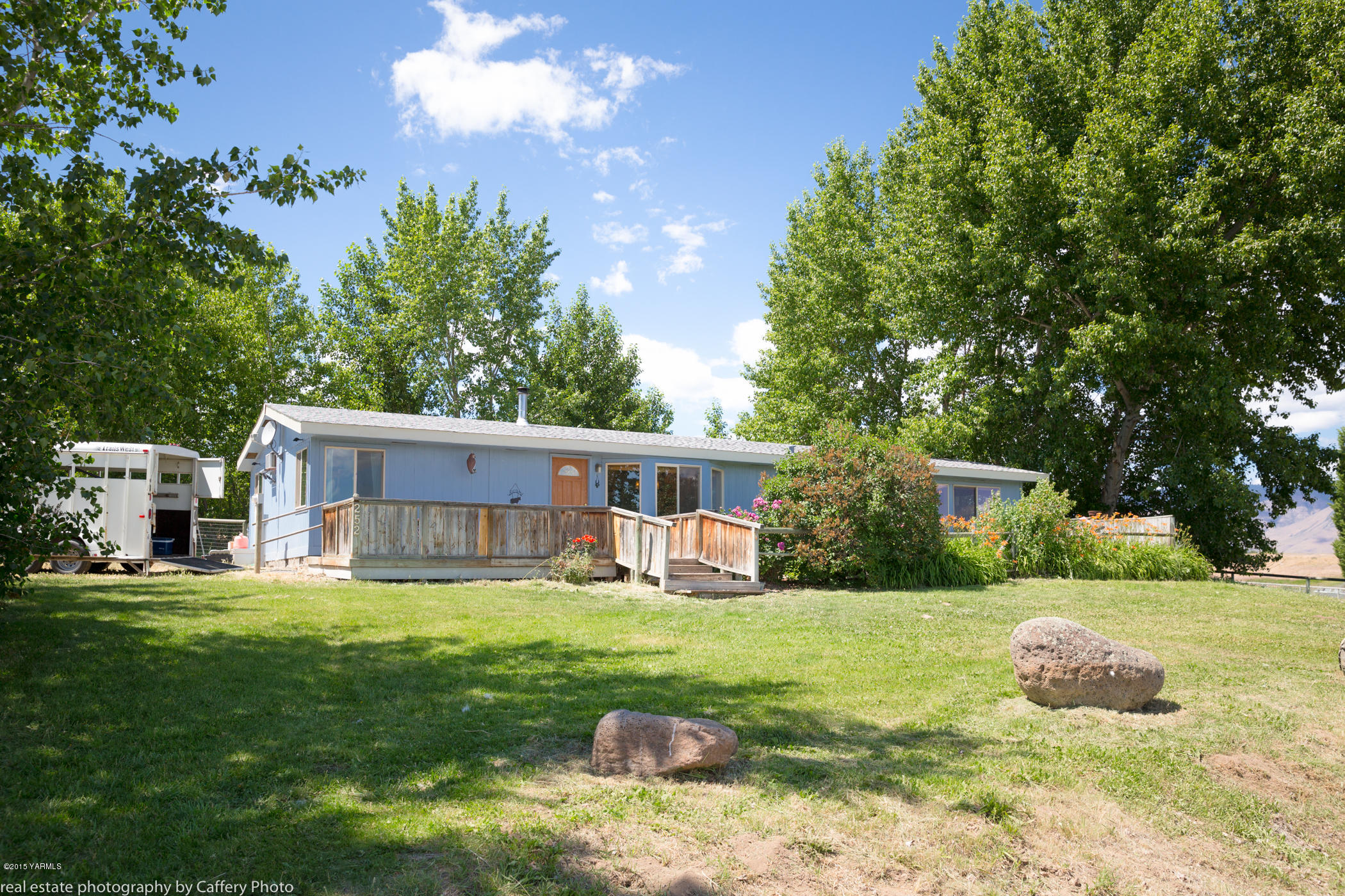 252-250 Knutson Road Tieton, WA 98947 - Photo 2 of 51 a house view with a sitting space and garden