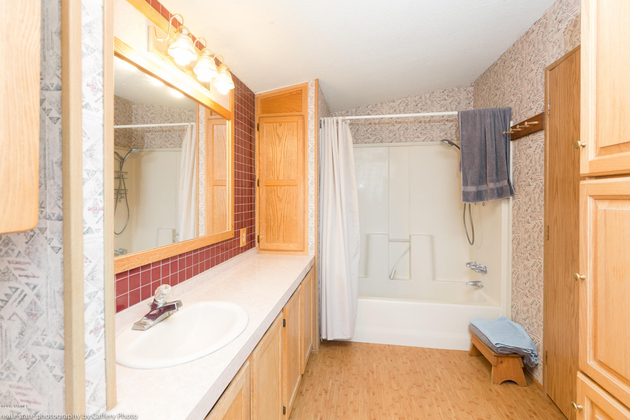 252-250 Knutson Road Tieton, WA 98947 - Photo 11 of 51 a bathroom with a tub sink and mirror
