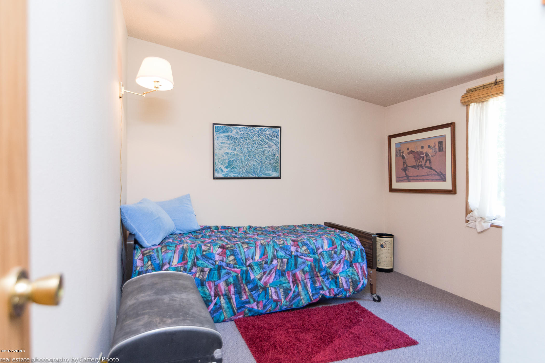 252-250 Knutson Road Tieton, WA 98947 - Photo 12 of 51 a bedroom with a bed and painting on the wall