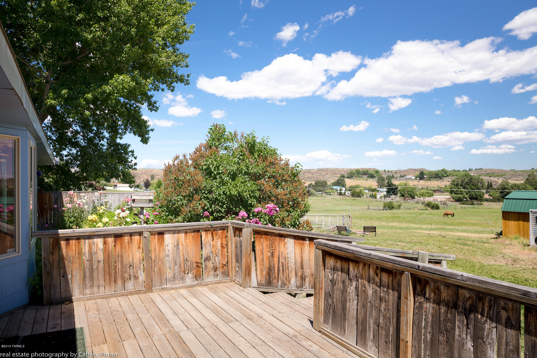 252-250 Knutson Road Tieton, WA 98947 - Photo 17 of 51 a view of a balcony with wooden floor and fence