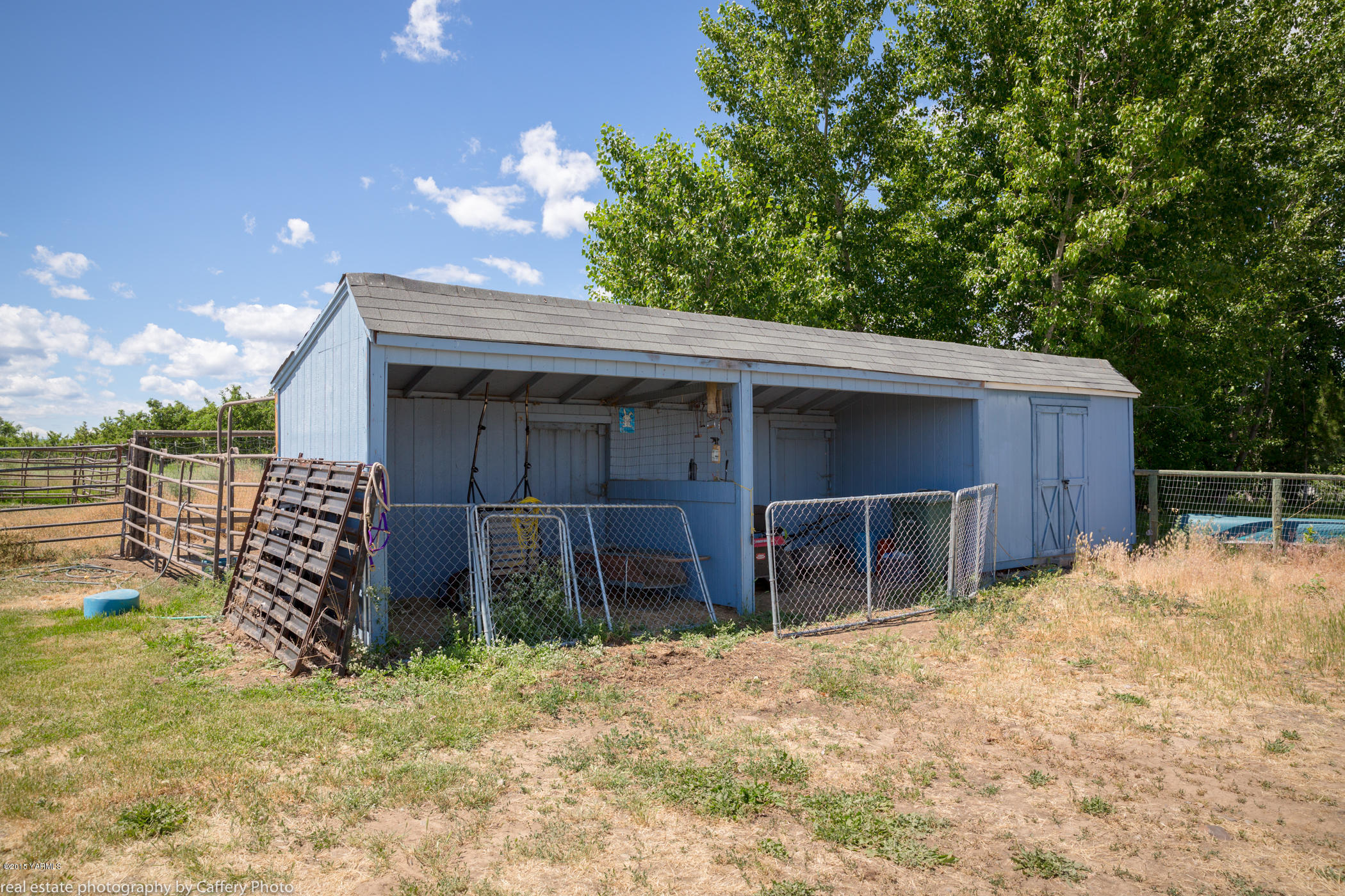 252-250 Knutson Road Tieton, WA 98947 - Photo 25 of 51 a front view of a house with garden