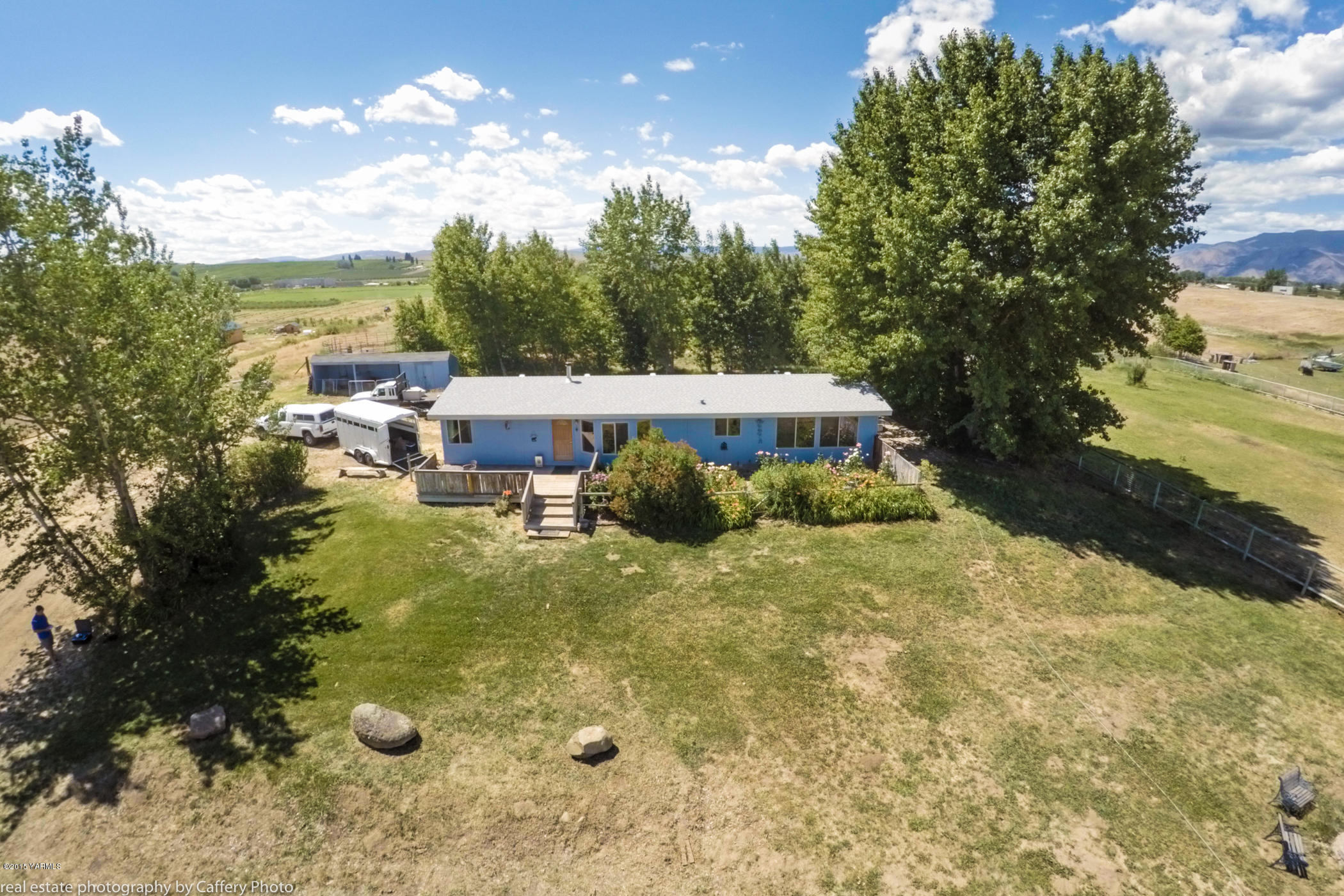 252-250 Knutson Road Tieton, WA 98947 - Photo 33 of 51 a view of a house with yard and sitting area