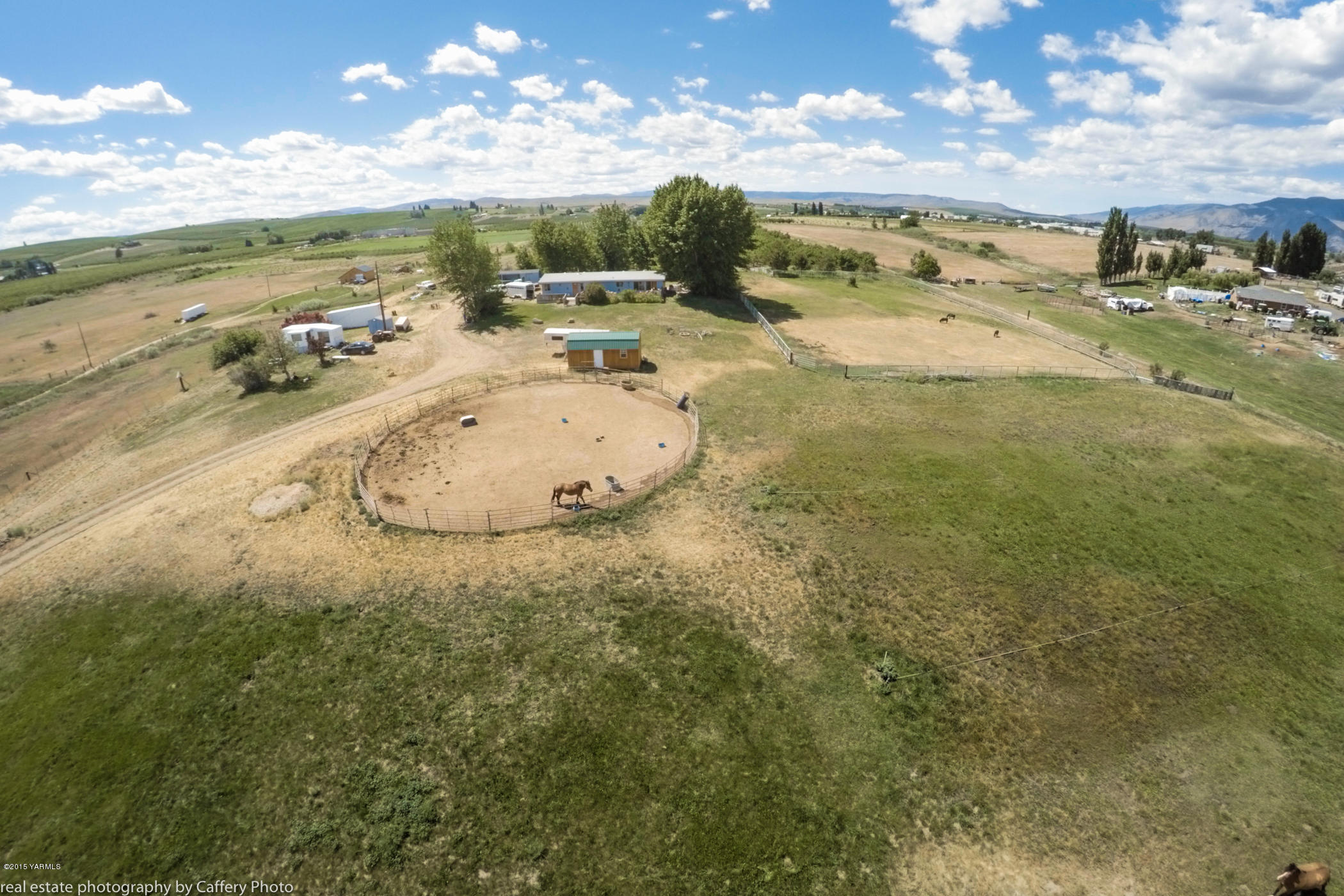 252-250 Knutson Road Tieton, WA 98947 - Photo 35 of 51 a view of a sky from a balcony