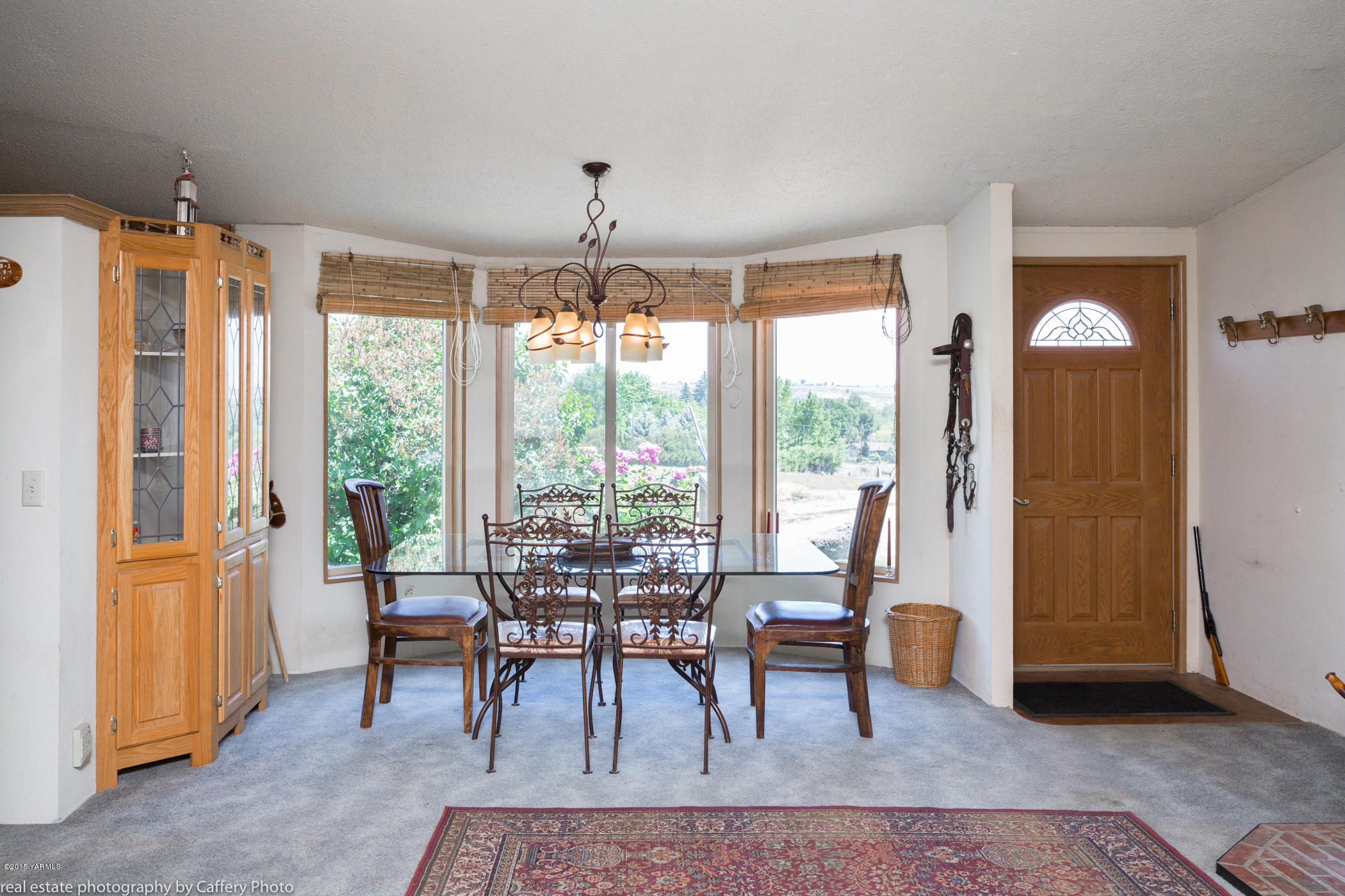 252-250 Knutson Road Tieton, WA 98947 - Photo 5 of 51 a view of a dining room with furniture window and outside view