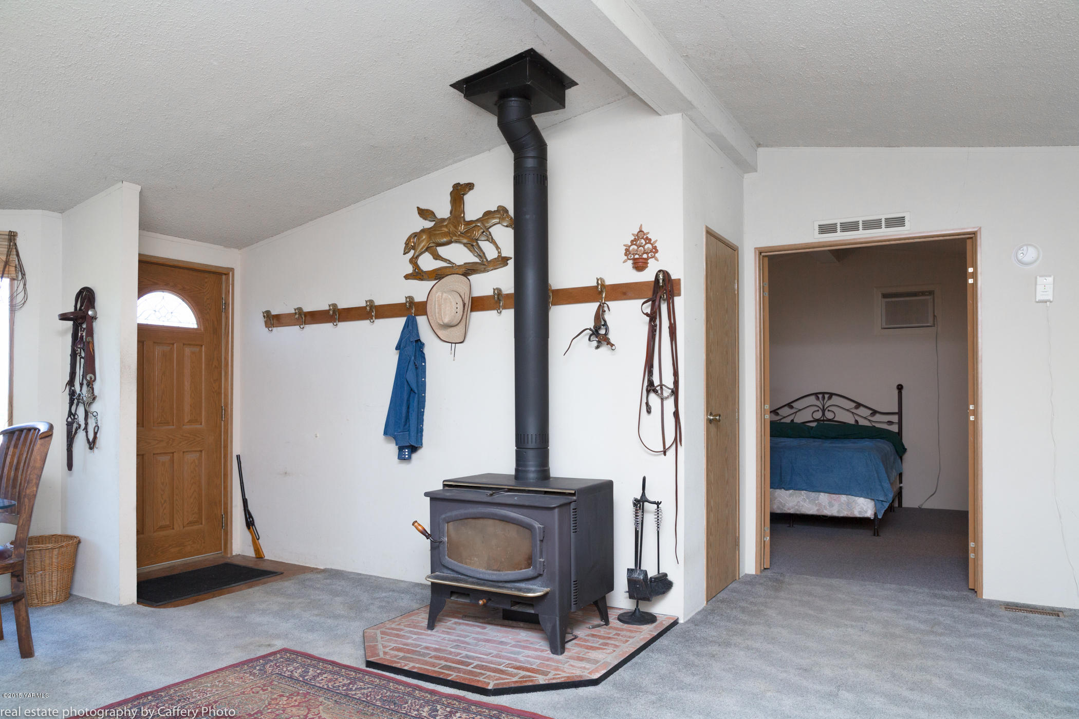 252-250 Knutson Road Tieton, WA 98947 - Photo 6 of 51 a view of hall way with furniture and closet