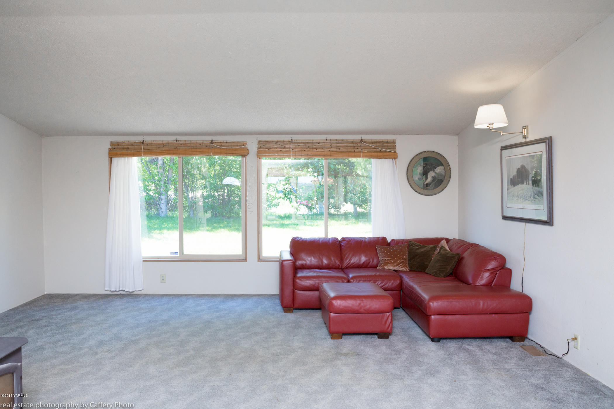 252-250 Knutson Road Tieton, WA 98947 - Photo 7 of 51 a living room with furniture and a window