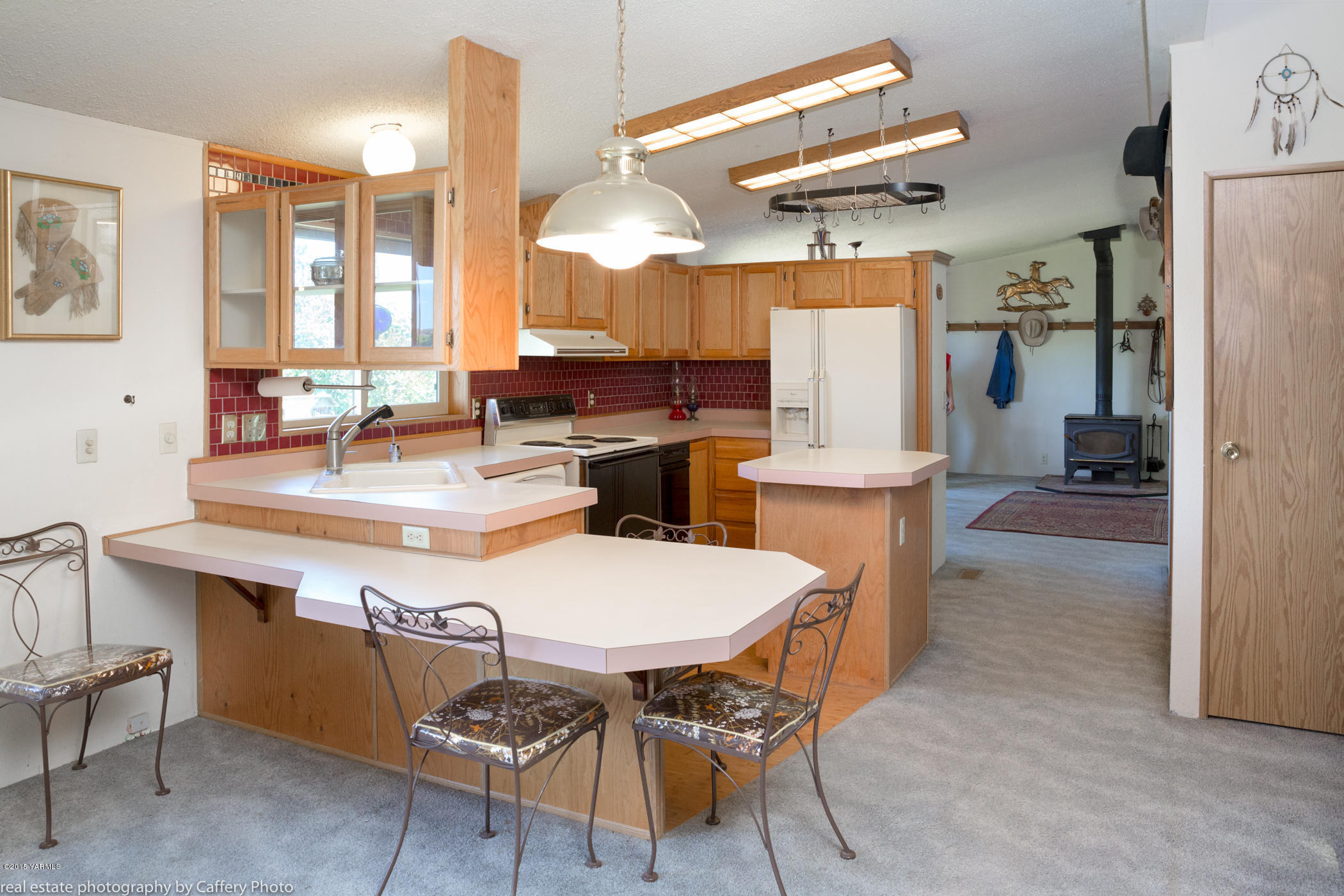 252-250 Knutson Road Tieton, WA 98947 - Photo 8 of 51 a kitchen with a table chairs stove and refrigerator