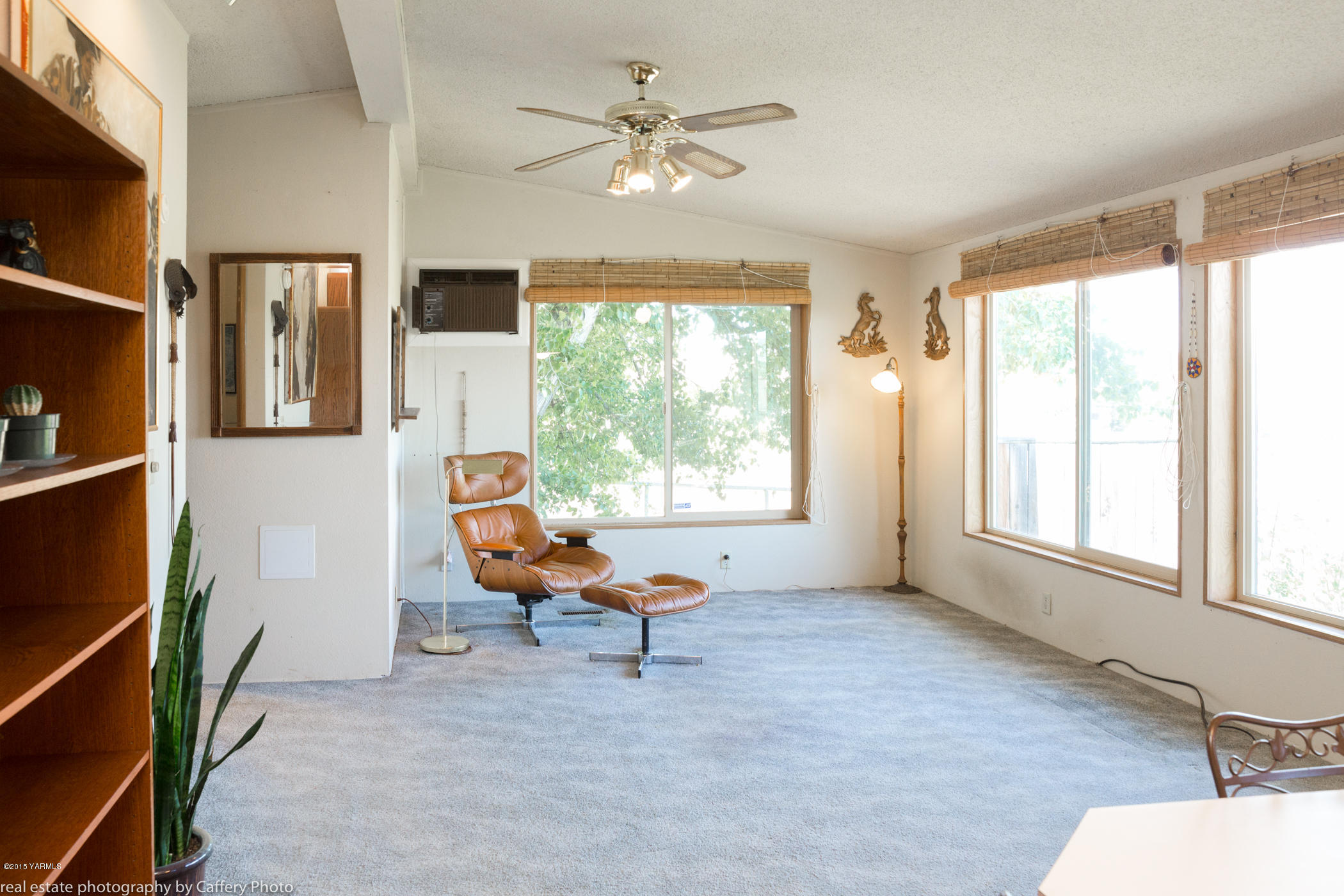 252-250 Knutson Road Tieton, WA 98947 - Photo 9 of 51 a living room with furniture and a window