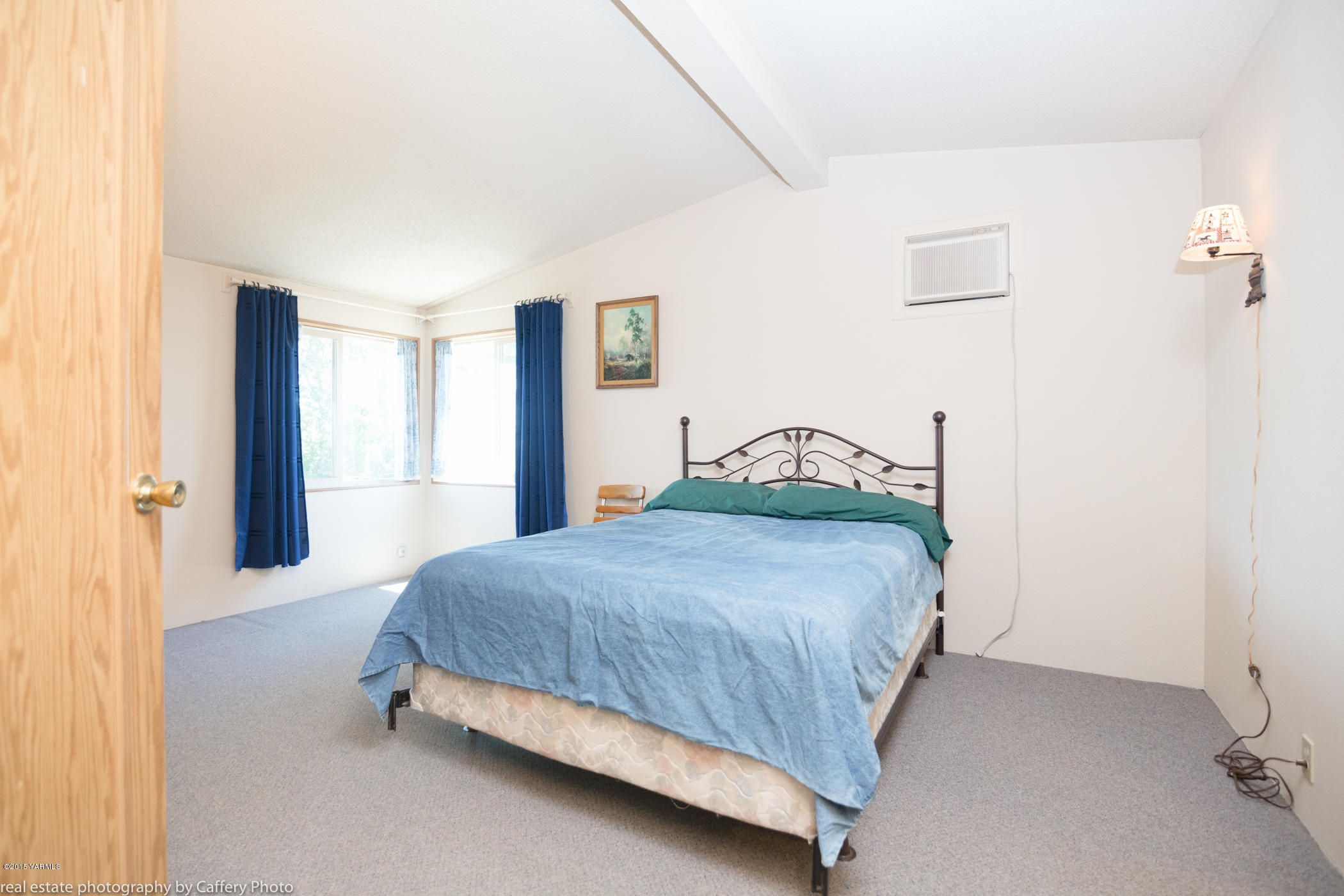 252-250 Knutson Road Tieton, WA 98947 - Photo 10 of 51 a bedroom with a bed and a window