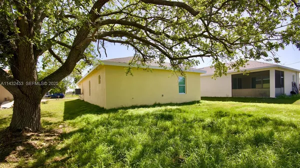 a view of a backyard