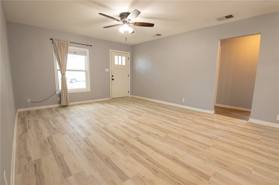 920 East Lewis Street Sinton, TX 78387 - Photo 6 of 24