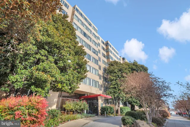 a view of a multi story building