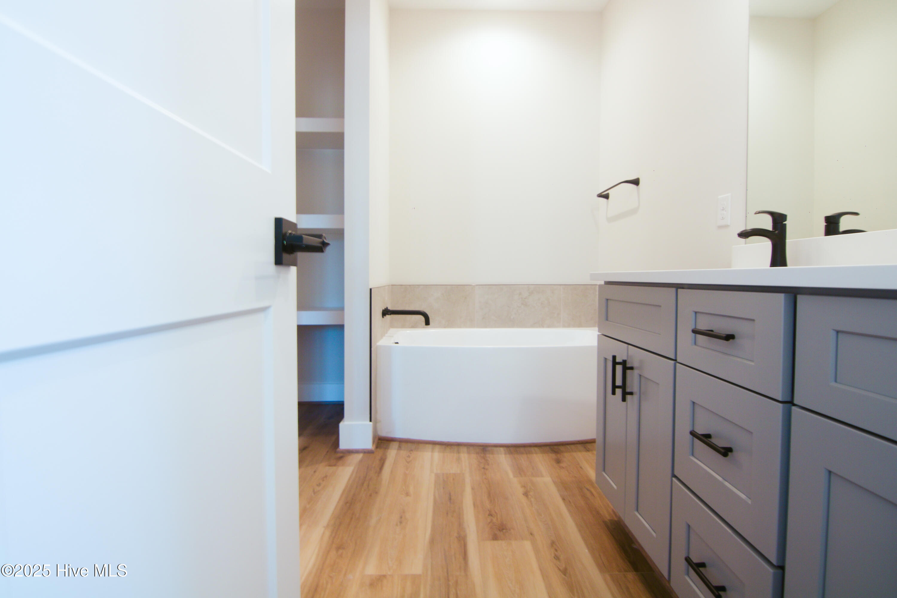 578 Forest Knolls Road Goldsboro, NC 27534 - Photo 18 of 22 Tub with tile surround