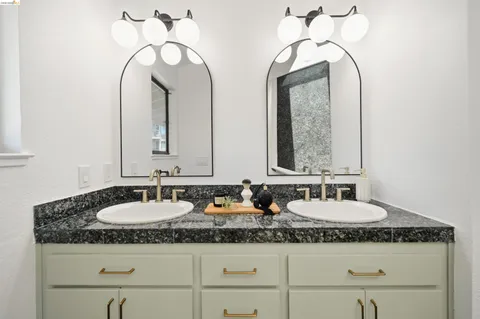 $1,098,000 | 3 Windward Hill, Oakland, CA 94618