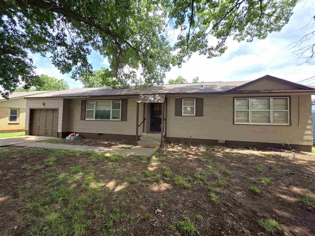 1404 Country Club Drive Perry, OK 73077 - Photo 2 of 23 Gallery Image 2