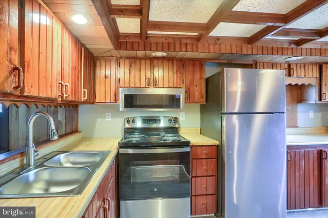 walk in closet with window