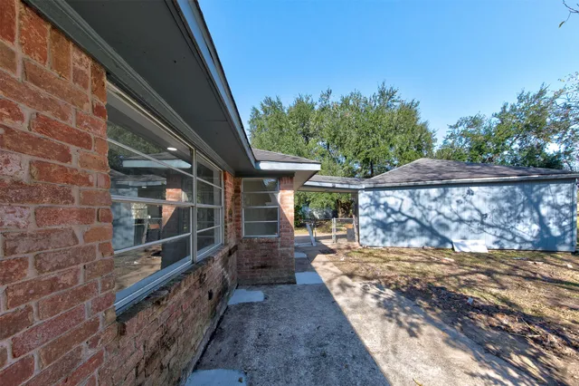 a view of a backyard with pathway