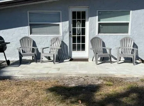 a view of a backyard