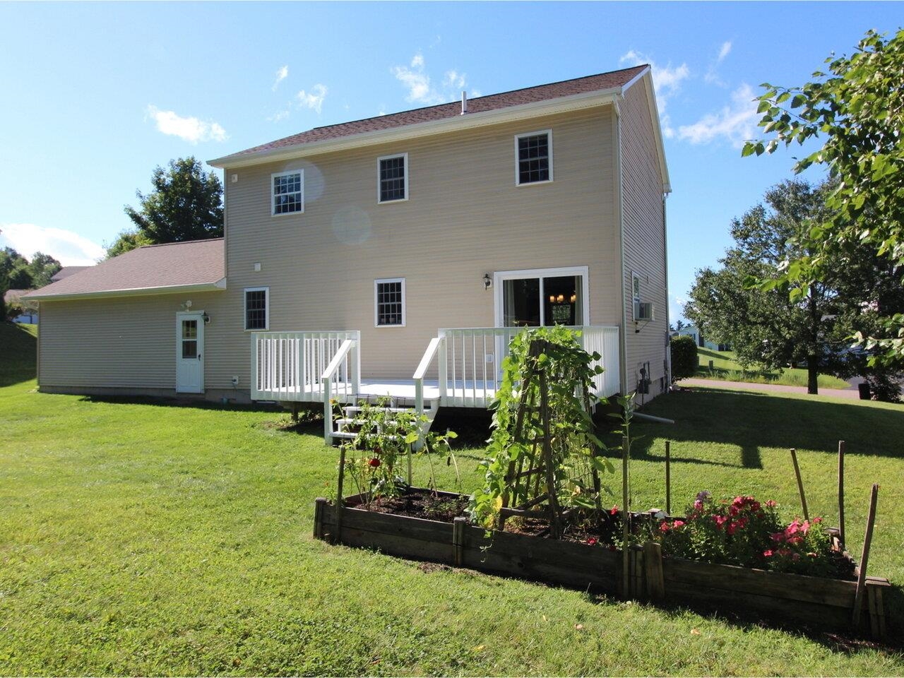93 Hunting Ridge Lane Milton, VT 05468 - Photo 3 of 28 Gallery Image 3
