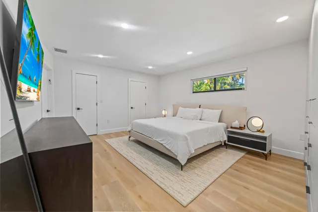 a en suite bathroom with a double vanity sink and mirror