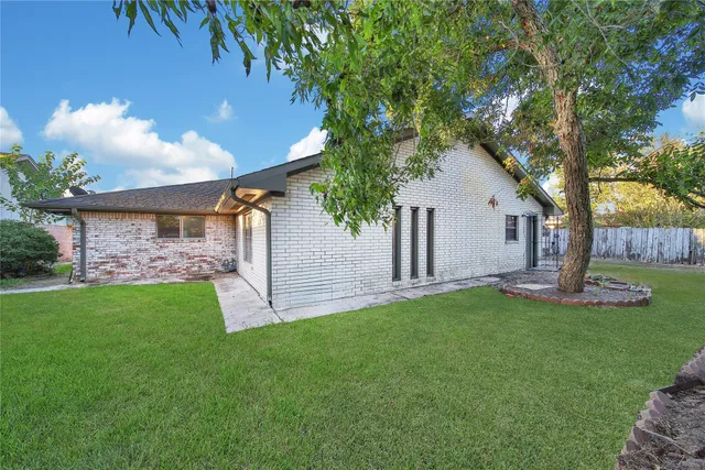 $279,000 | 5411 Fairgreen Lane, Houston, TX 77048