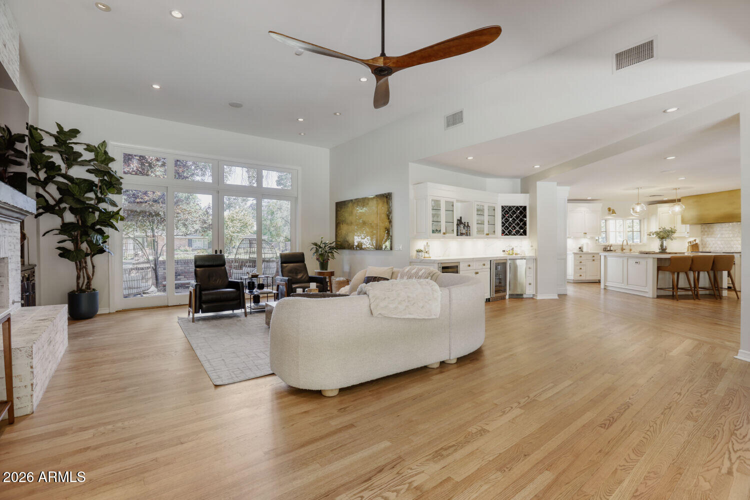330 West Lawrence Road Phoenix, AZ 85013 - Photo 12 of 34 Bright, inviting space for everyone