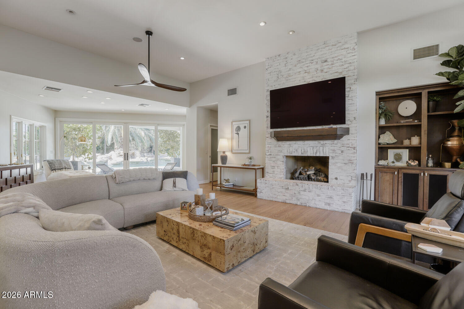 330 West Lawrence Road Phoenix, AZ 85013 - Photo 13 of 34 Sun-drenched living for relaxing