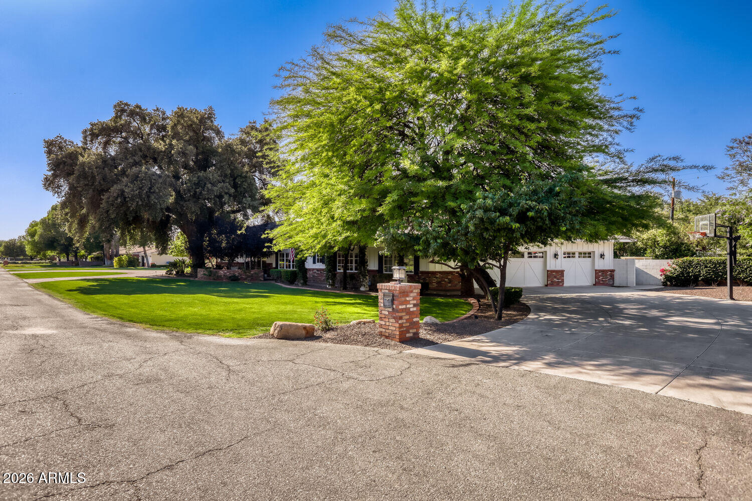 330 West Lawrence Road Phoenix, AZ 85013 - Photo 5 of 34 3-car garage