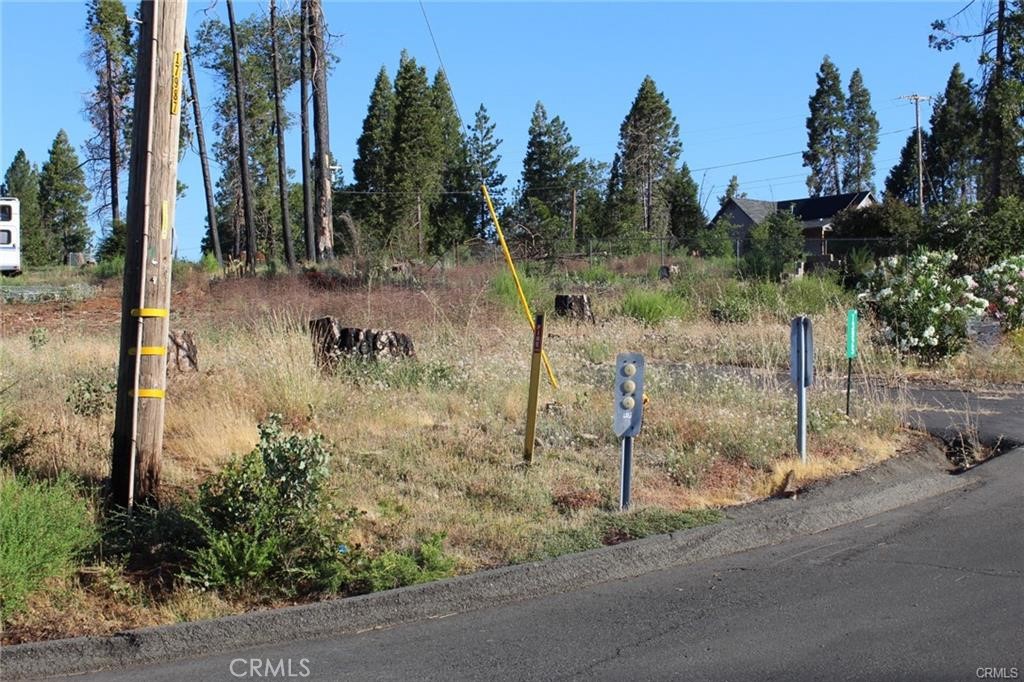 13925 Creston Road Magalia, CA 95954 - Photo 2 of 5 a backyard of a house with lots of green space
