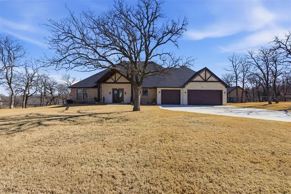 $899,000 | 208 Shady Oaks Drive, Runaway Bay, TX 76426