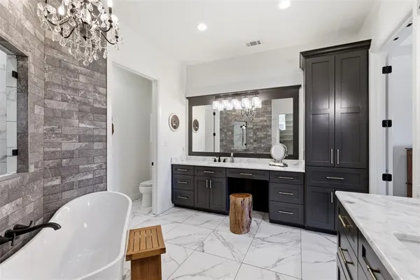 $899,000 | 208 Shady Oaks Drive, Runaway Bay, TX 76426