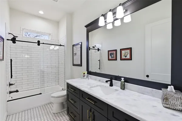 $899,000 | 208 Shady Oaks Drive, Runaway Bay, TX 76426