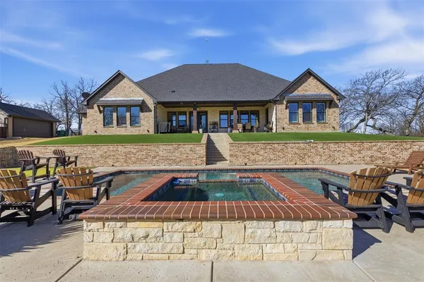 $899,000 | 208 Shady Oaks Drive, Runaway Bay, TX 76426