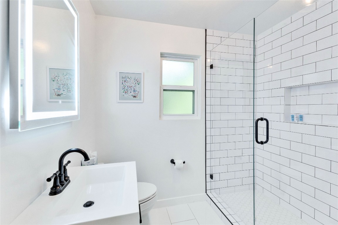 3306 South Pleasant Valley Road Austin, TX 78741 - Photo 20 of 28 a bathroom with a sink and mirror