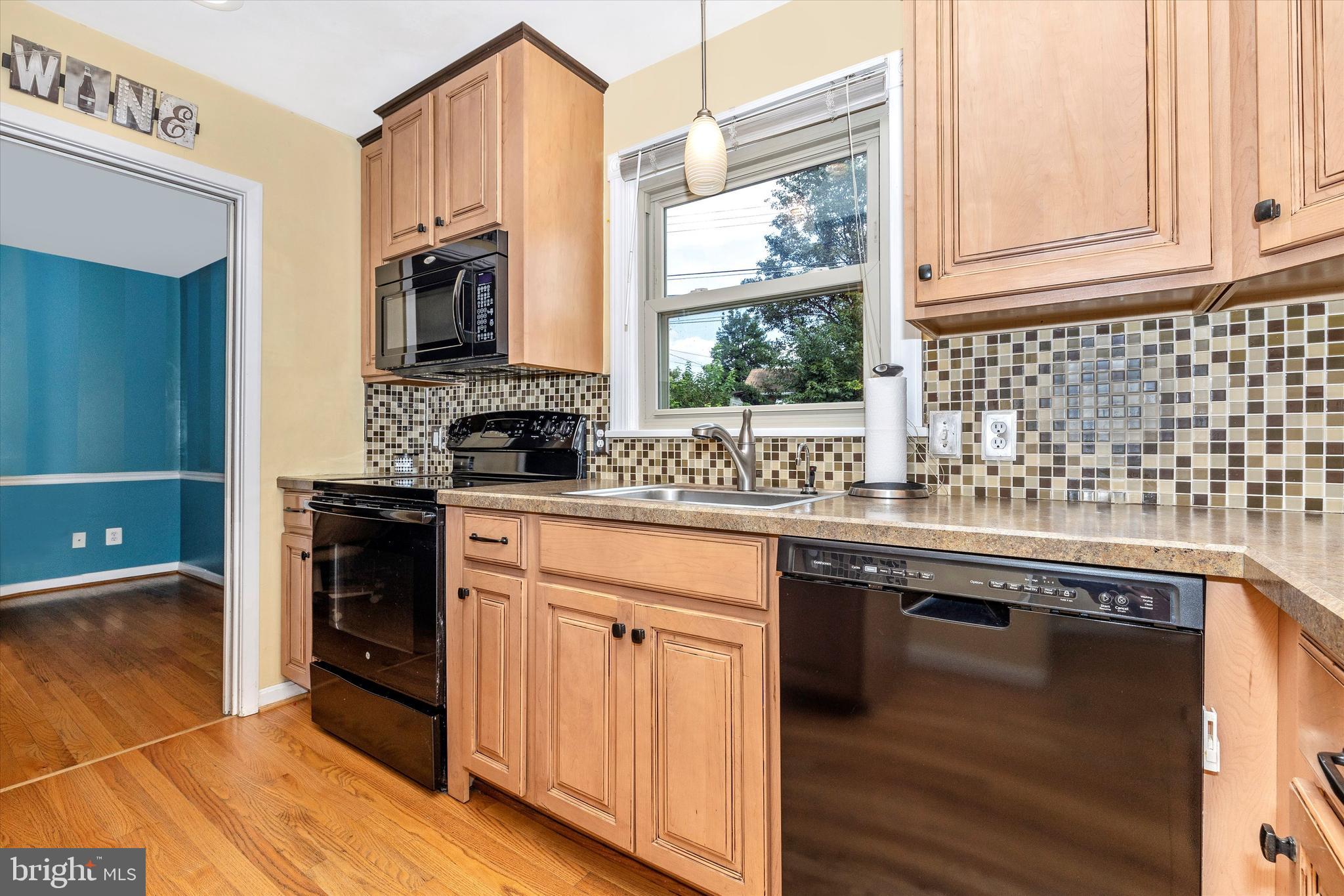 916 Seminole Road Frederick, MD 21701 - Photo 14 of 45 A decorative backsplash and newer appliances.