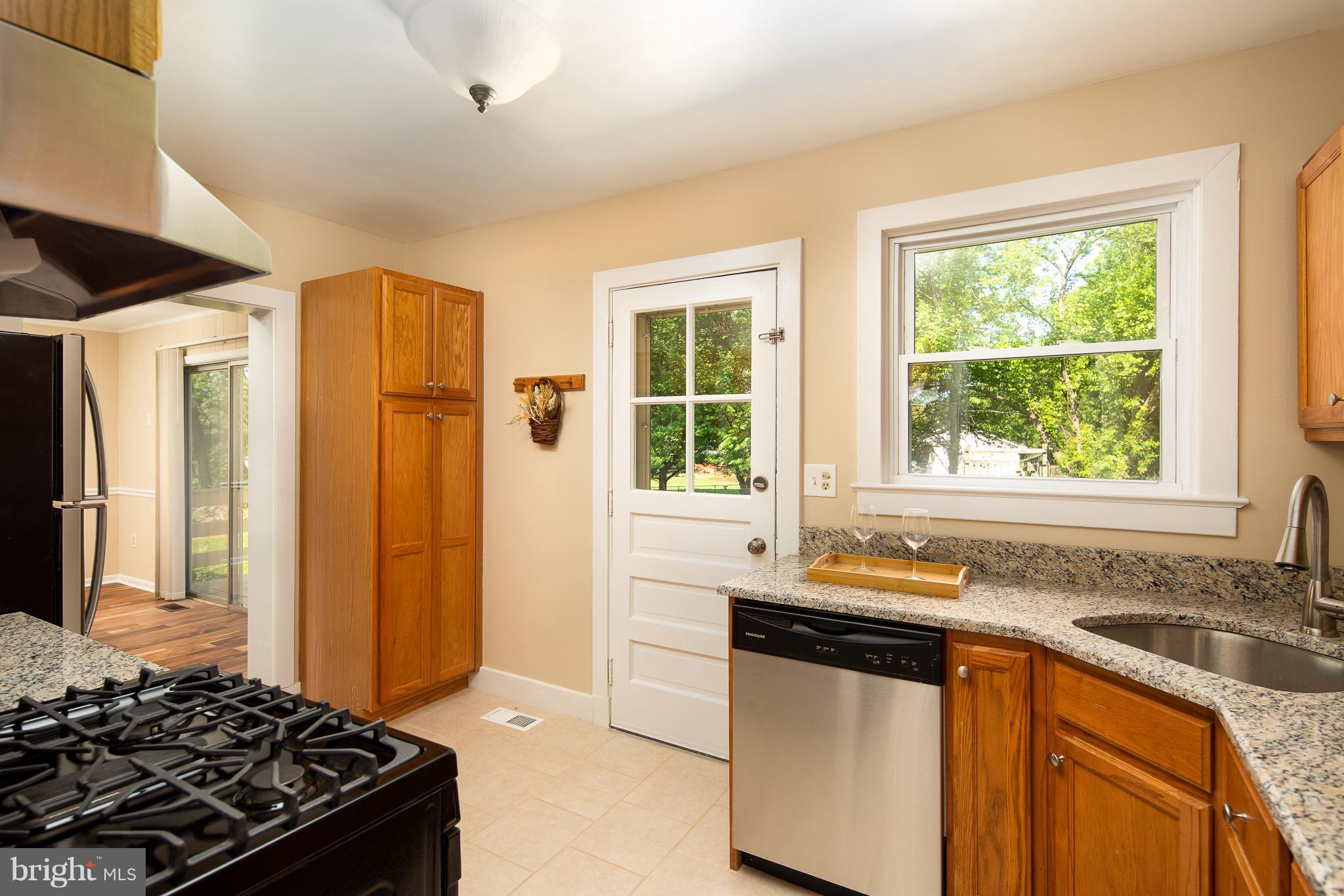 146 Frazier Road Warrenton, VA 20186 - Photo 5 of 27 Kitchen-New SS Appliances