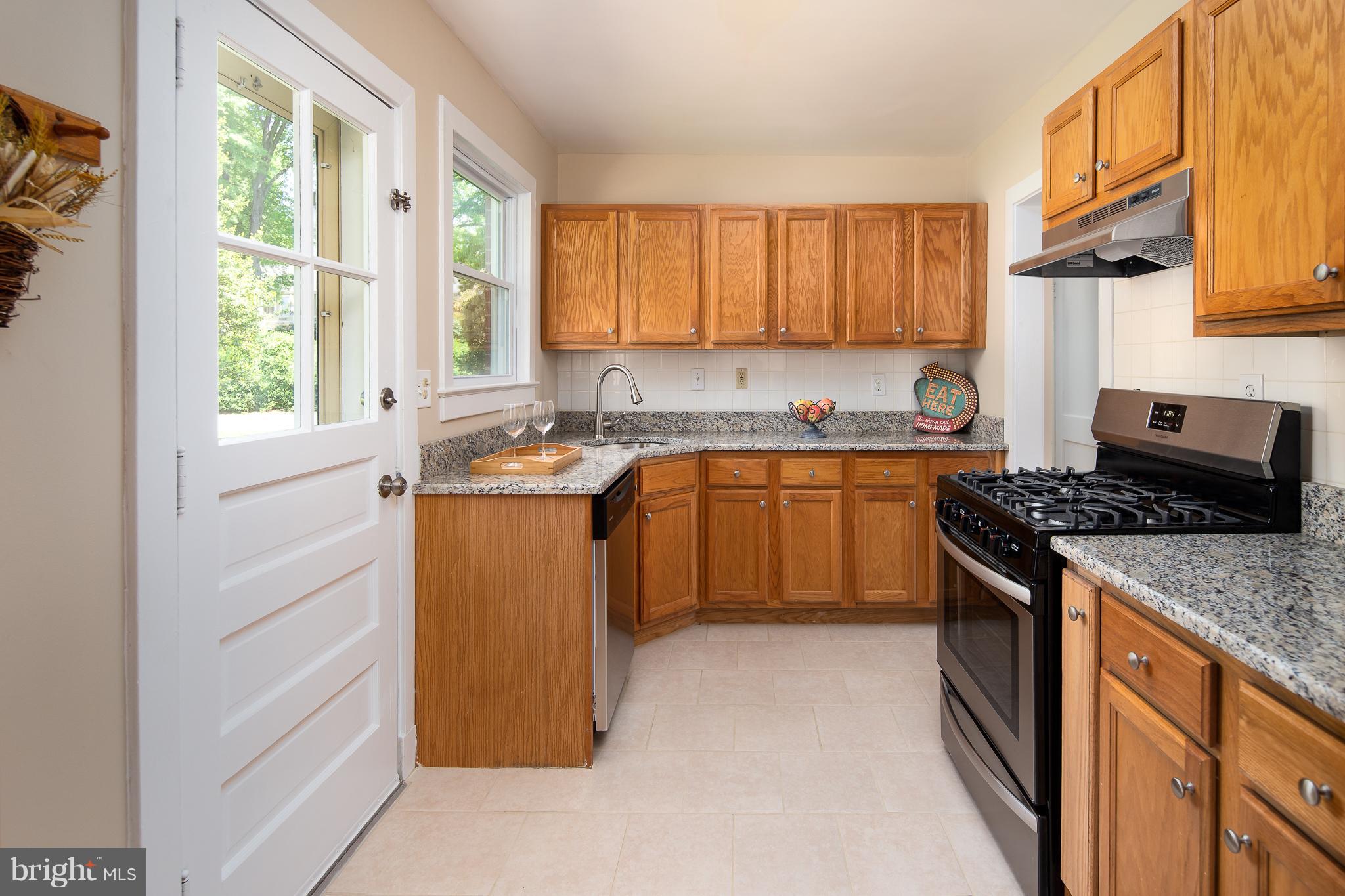 146 Frazier Road Warrenton, VA 20186 - Photo 7 of 27 Kitchen-Tile Floors-Gas Range